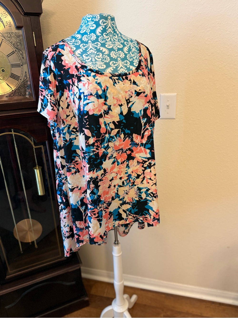 Women's Floral Scoop Neck Short Sleeve Top in Black and Pink